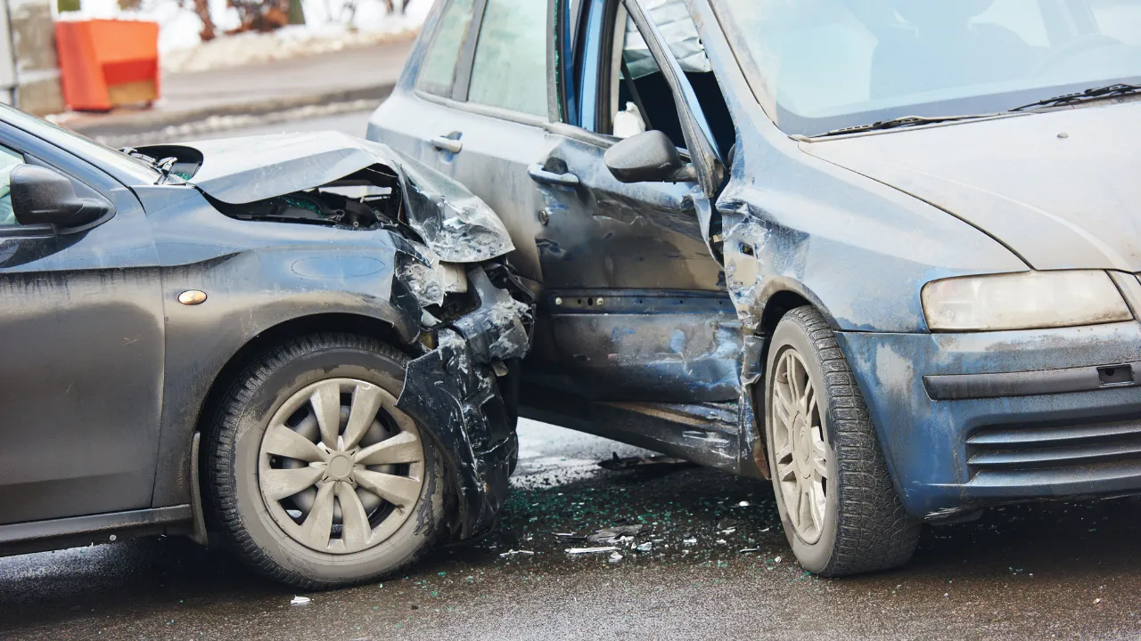 Navigating a personal injury claim without legal guidance can be daunting, especially when dealing with insurance companies or at-fault parties who aim to minimize payouts. Hiring an experienced Tennessee personal injury lawyer can make a significant difference in the outcome of your case. Here’s why legal representation is essential: