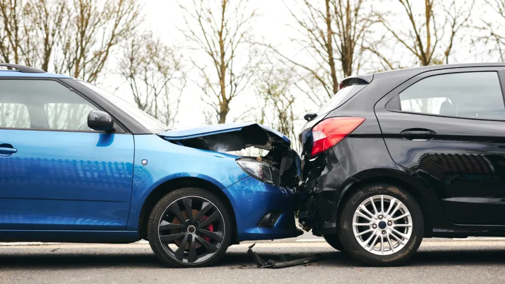 Rear-end collisions occur when one vehicle crashes into the back of another. These accidents often result from driver negligence, such as distracted driving, speeding, or tailgating. Unfortunately, they can leave victims with severe injuries, including whiplash, spinal damage, and even traumatic brain injuries.