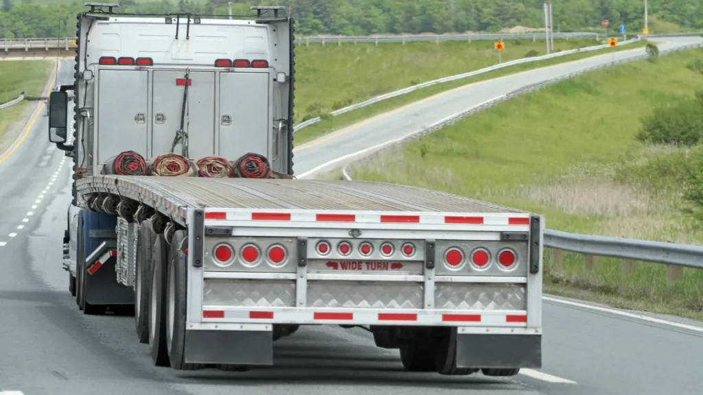 Flatbed trucks carry oversized or irregularly shaped loads, such as construction materials or machinery. Improperly secured cargo on these trucks can become a deadly projectile during an accident, leading to multi-vehicle pileups. Flatbed truck accidents often require an in-depth investigation to determine liability.