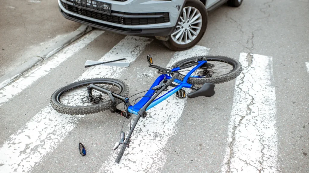 Bicycle accidents often result in severe injuries because cyclists lack the physical protection provided by vehicles. Common injuries include fractures, head trauma, spinal injuries, and road rash. Dealing with these injuries while navigating insurance claims can be challenging. Here's why you should consider hiring a bicycle accident lawyer in Franklin: